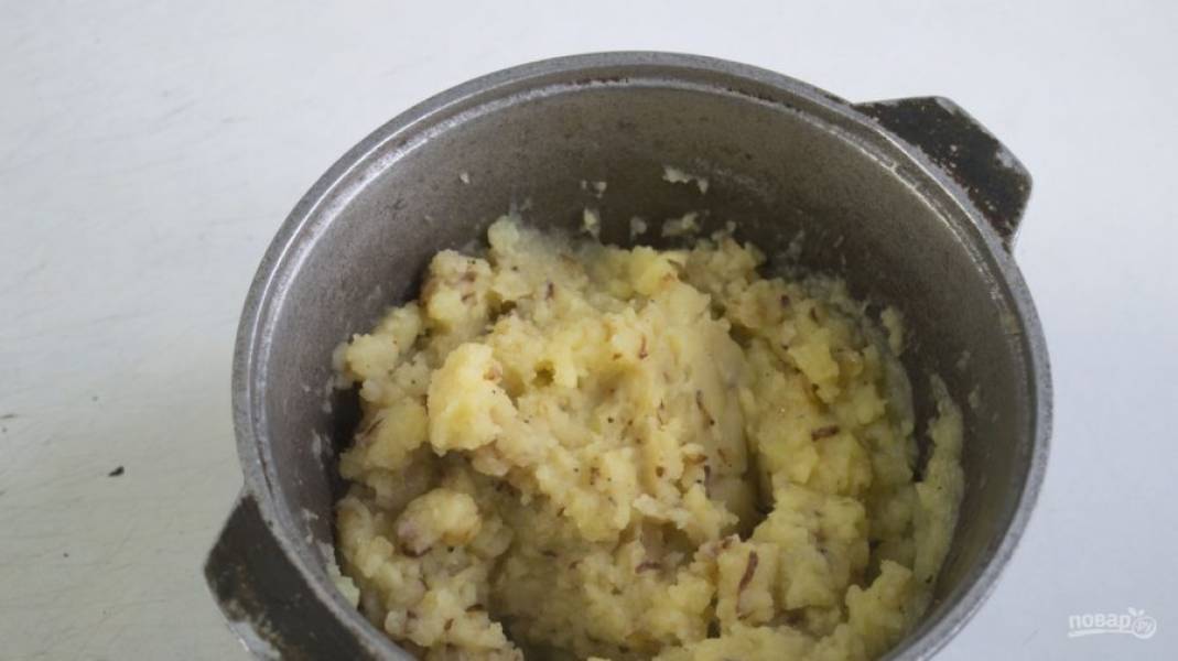 Картофель отварите до готовности. Затем растолките его в пюре, и добавьте к нему лук-шалот.