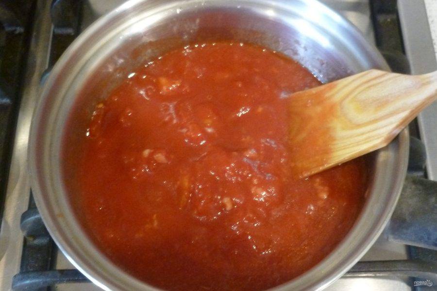 Для соуса разогрейте в небольшом сотейнике немного масла, пропустите через пресс чеснок. Обжарьте до появления аромата. Добавьте томаты и орегано. Тушите 10 минут.