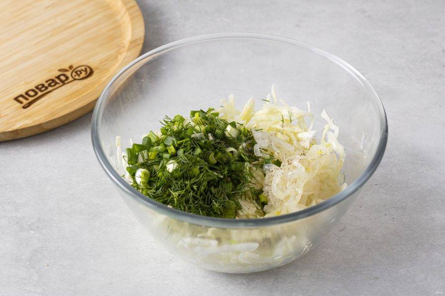 Через 30 минут соедините в глубокой миске капусту, зелень и маринованный репчатый лук. Посолите и поперчите по вкусу.