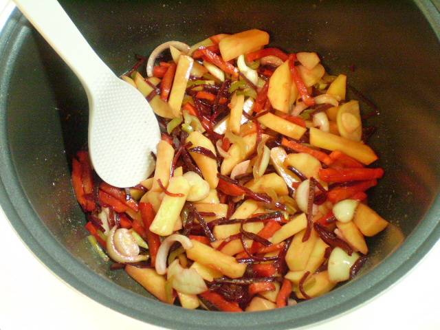 6. Затем выкладываем все остальные овощи, заливаем томатный сок, соль и перец черный молотый, специи другие по вкусу. Закрываем крышку и тушим в режиме "Каша" или "Суп" 40 минут.