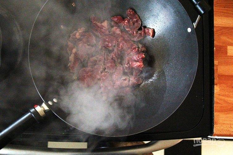 Маринованное мясо надо обжарить на сковороде с маслом до темной корочки.