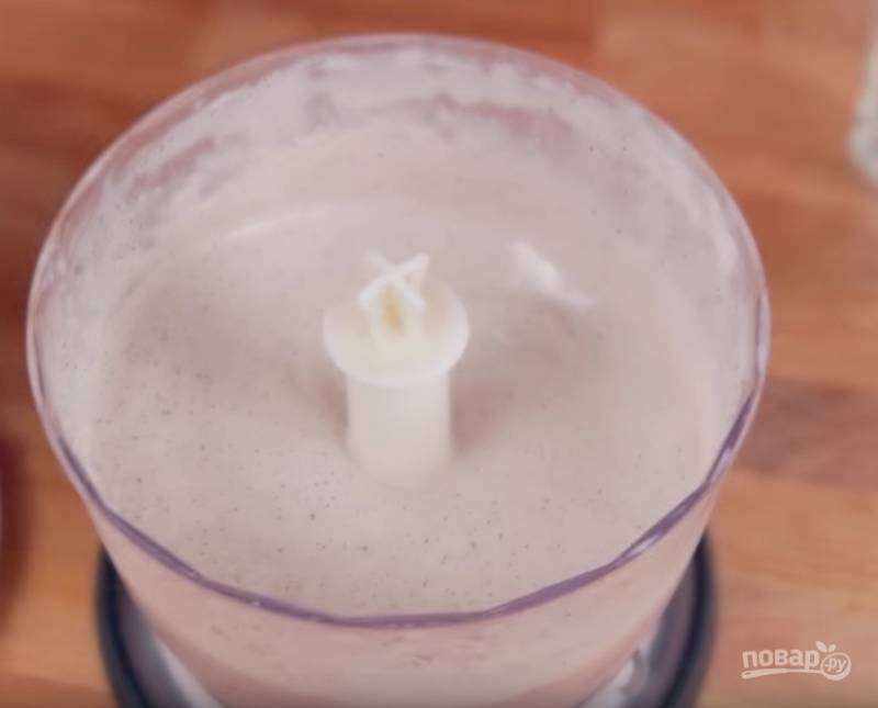 1. В чашу блендера налейте молоко, добавьте к нему мороженное и три печенья "Орео". Хорошо все перемешайте до однородной консистенции (сначала коктейль будет очень густой, не пугайтесь). 