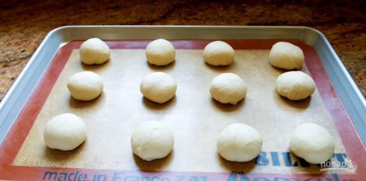 5.	На противень выложите пекарскую бумагу, разделите тесто на равные части и скатайте из каждой шарик, оставьте на 5-15 минут.