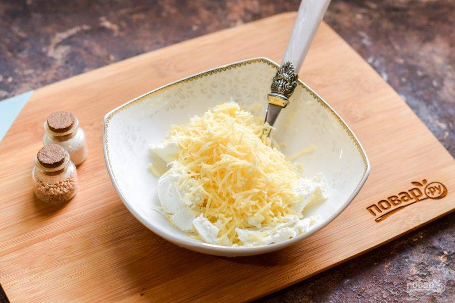 Твердый сыр натрите на мелкой терке, переложите стружку в творог.