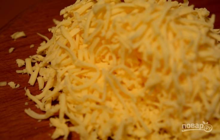 3. Сыр натрите на мелкую терку.
