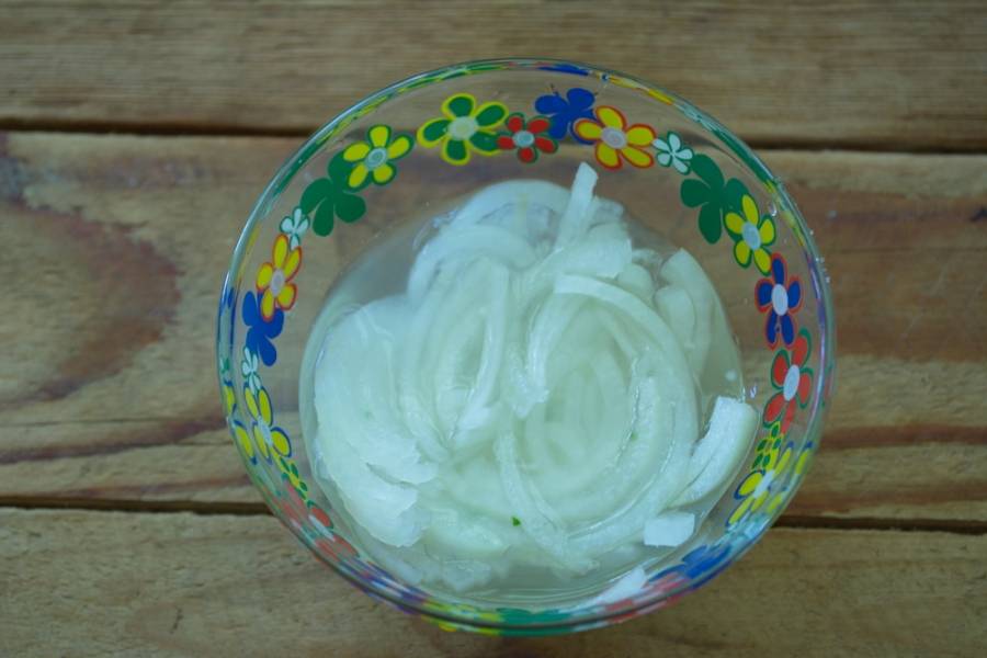Репчатый лук — нарезать полукольцами. Замариновать в 2 ст. ложках уксуса и сахаре на 15 минут. Промыть под проточной водой.