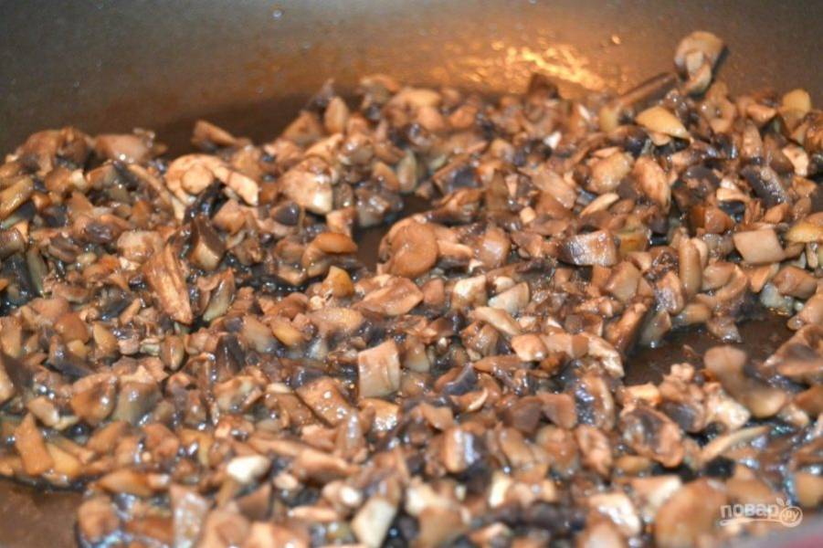 6.	Обжаривайте в сковороде грибы в течение 15 минут, пока вся влага не испарится, отложите грибы, помойте сковороду.