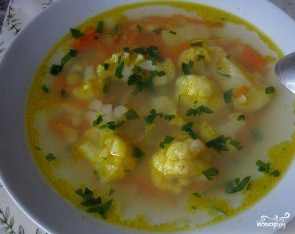 Ингредиенты вегетарианского супа с брюссельской капустой и кабачком