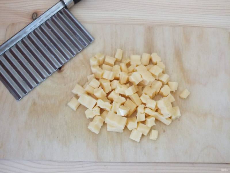 Сыр нарежьте средним кубиком.