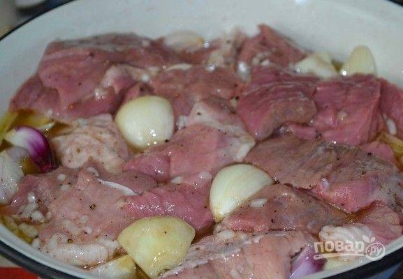 Мясо порежьте кусочками, переложите в маринад. Оставьте его на 1 час при комнатной температуре.
