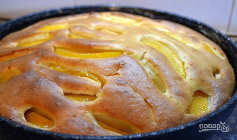 Разогрейте духовку до ста восьмидесяти градусов и поставьте в нее пирог. Затем выпекайте блюдо сорок минут, пока пирог не зарумянится. 
