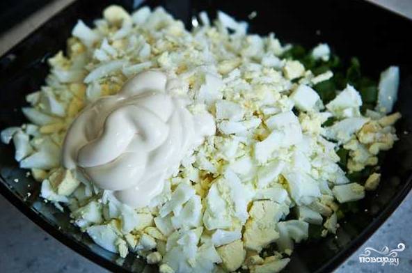 5. Посолите немного салатик по вкусу и добавьте майонез. Также в качестве заправки можно использовать сметану, например. 