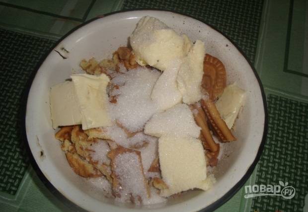 1.	Печенье выкладываю в миску и разламываю, добавляю размягченное сливочное масло, сахар (50 грамм), муку и разрыхлитель. Разминаю массу в крошку.