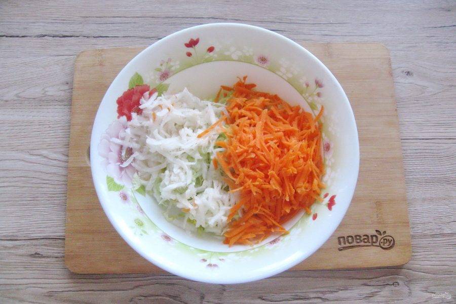 Морковь и редьку дайкон вымойте, очистите, натрите на тёрке и добавьте в салатник.