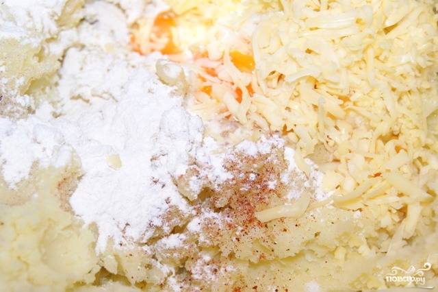 Картофельное пюре соединяем с яйцом, молотым перцем, солью и мукой (2 ст. л.). Всыпаем 3 столовые ложки тертого сыра. Перемешиваем массу.