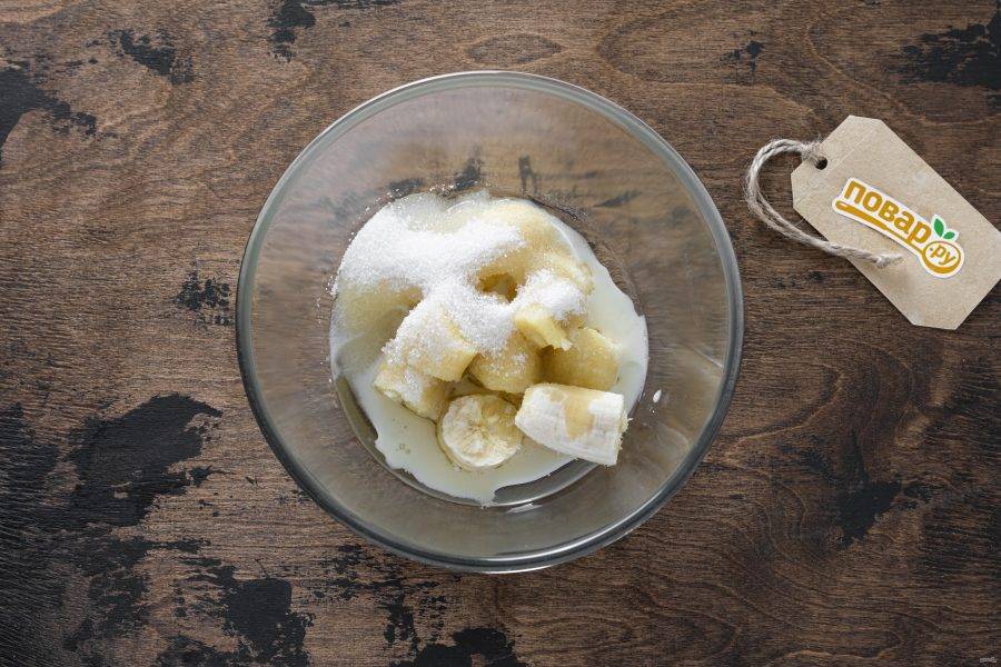 Очищенные бананы, молоко, растительное масло и сахар переложите в одну миску. Блендером взбейте все ингредиенты до однородной консистенции.