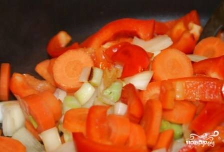 Очистим лук, перец и морковь, нарежем кусочками. Можно слегка запечь в духовке, а можно немножко обжарить на сухой сковороде.