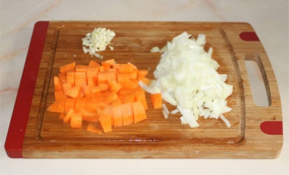 4. Пока мясо тушится, нарежьте лук, морковь, чеснок и яблоко небольшими кусочками.