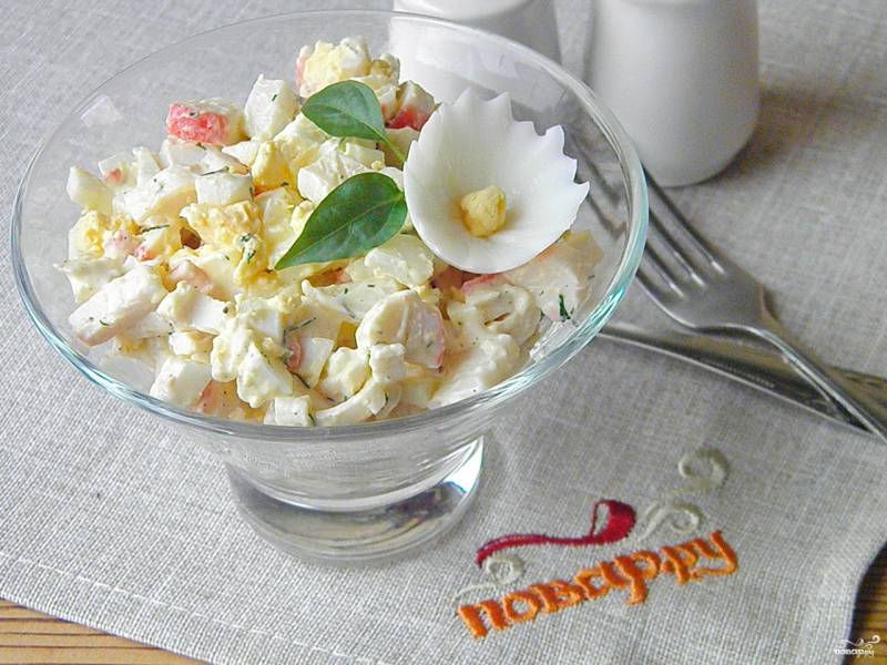 Мягкий салат с кальмарами и плавленым сыром и салат из кальмаров с яйцом, огурцом и плавленым сыром