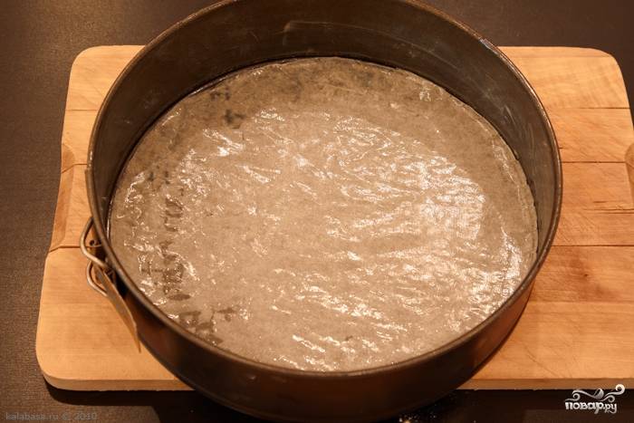 Влить тесто в нужную форму для выпекания, смазанную сливочным маргарином. И отправить её в разогретый духовой шкаф.