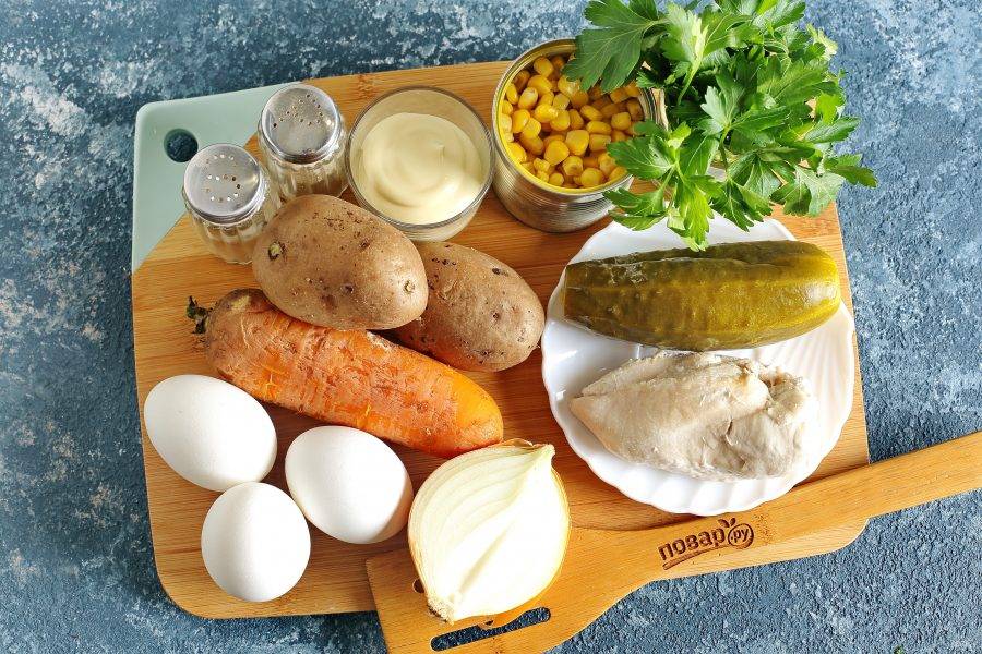 Подготовьте все ингредиенты. Отварите картофель, морковь, яйца и куриную грудку в подсоленной воде. Охладите.