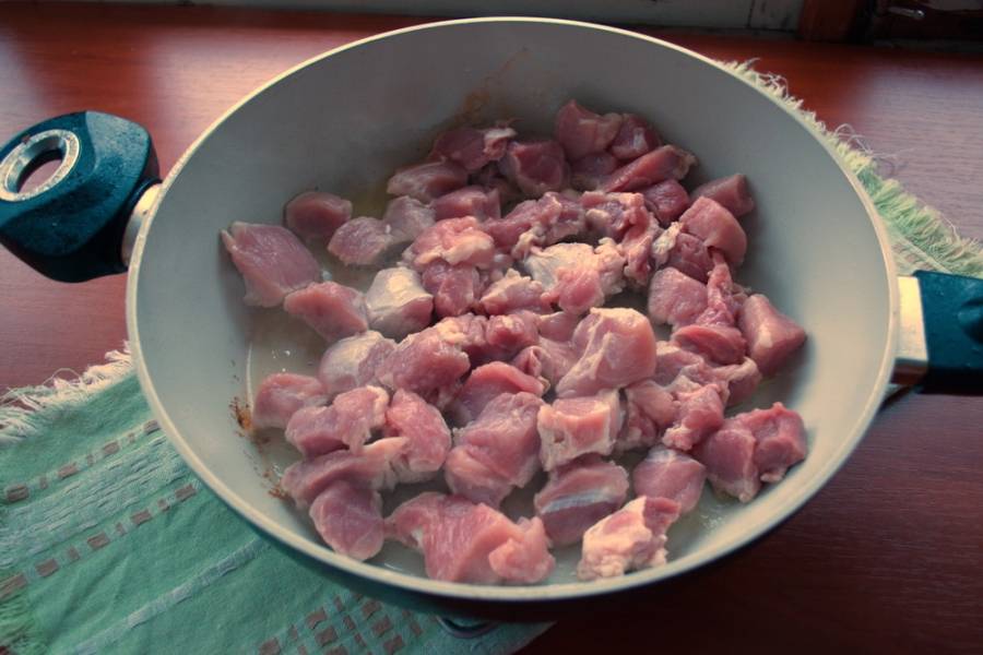 Обжариваем мясо на хорошо разогретой сковороде до румяности. По мере необходимости подливайте растительное масло.