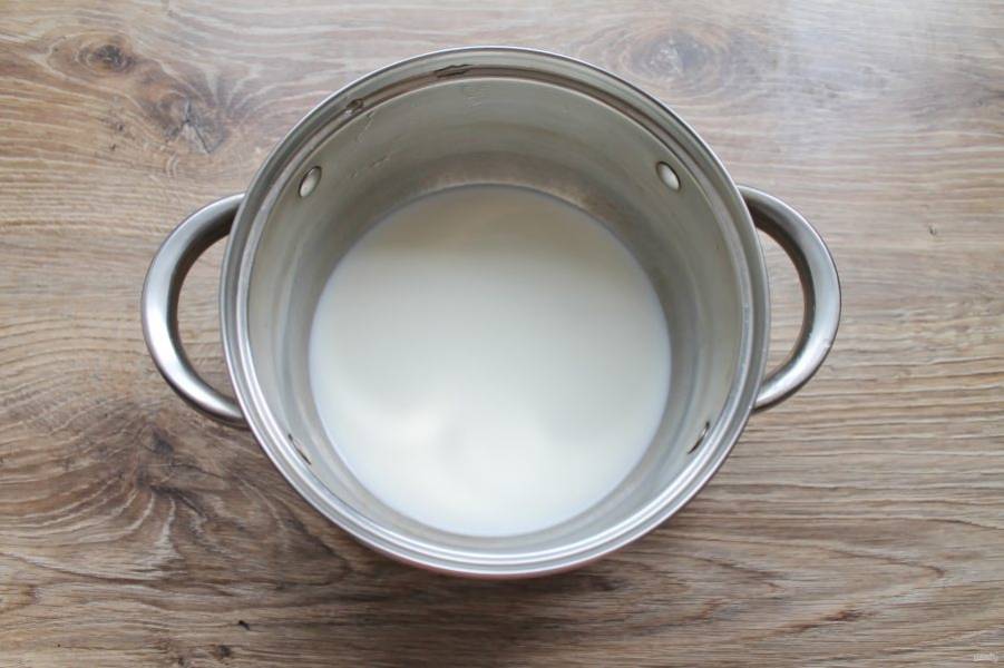 В кастрюлю с толстым дном налейте молоко и поставьте на средний огонь. Доведите молоко до кипения.