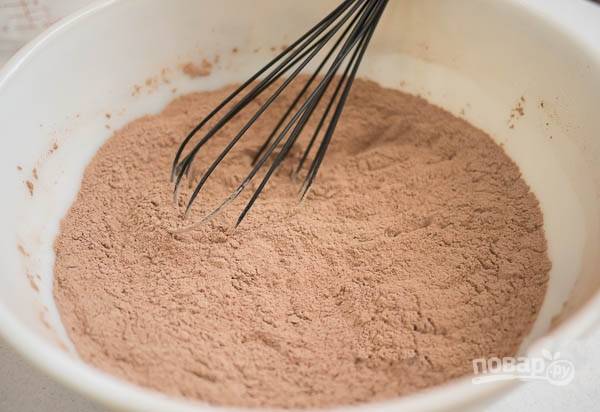 2. В сухой миске смешайте какао, муку, соду и соль.