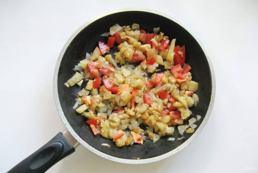 Посолите по вкусу и тушите овощи еще 3-4 минуты.
