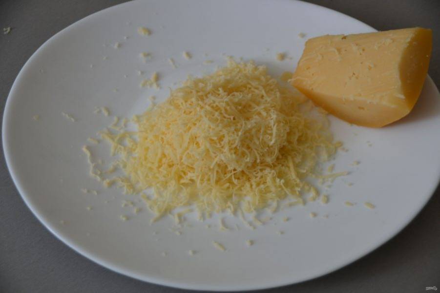 Натрите на терке сыр.