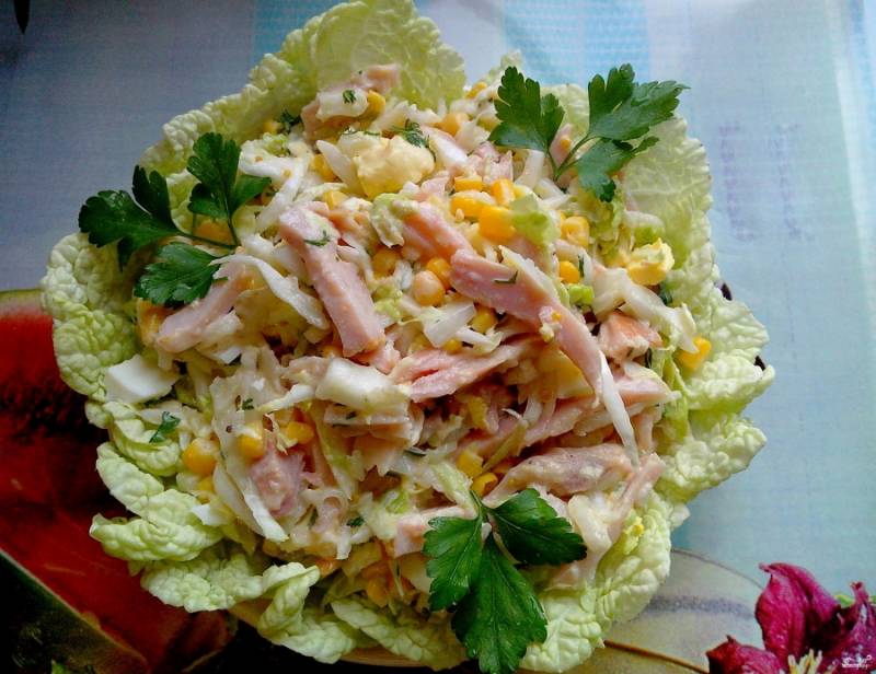 Салат с пекинской капустой и копченой курицей - пошаговый рецепт с фото