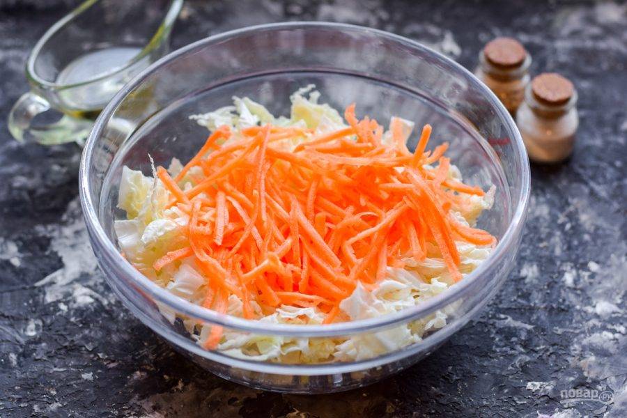 Морковь очистите и натрите на терке для корейской моркови. Добавьте морковь в салат.