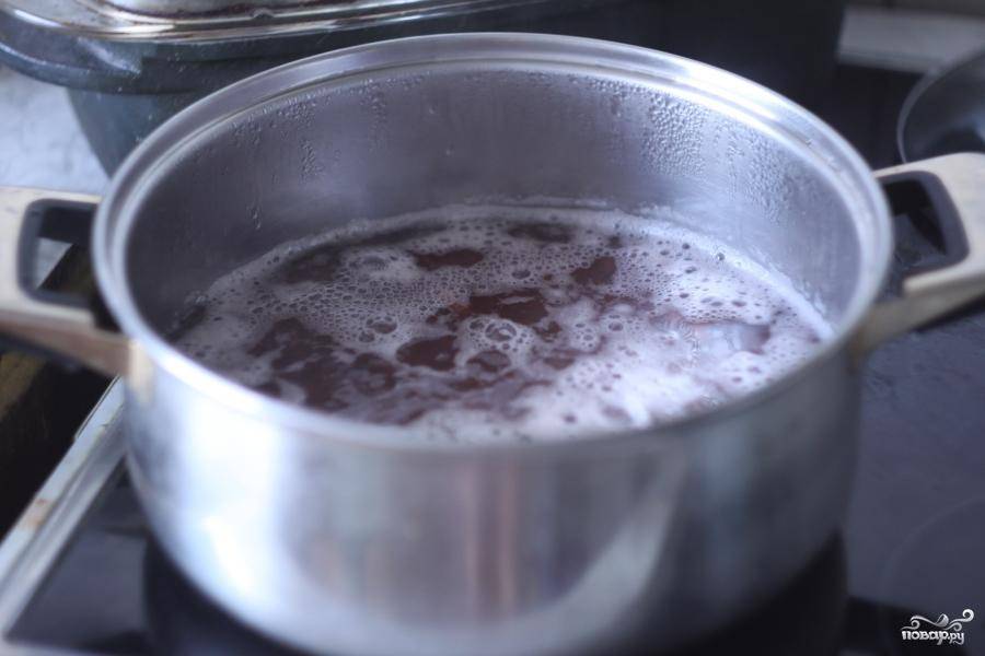 Во первых бобы замочить на несколько часов (6-8ч) и затем добавить в кастрюлю, залить водой (на 1/3) и довести до кипения, немного поварить.