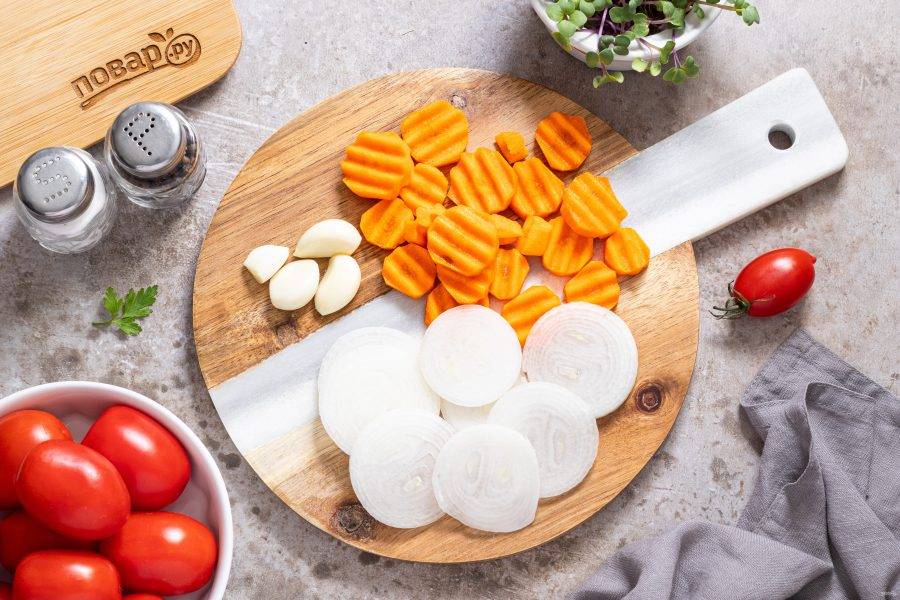 Репчатый лук нарежьте кольцами или полукольцами. Морковь очистите, нарежьте кружочками. Я использую фигурный нож для нарезки. Зубчики чеснока тоже очистите от шелухи.
