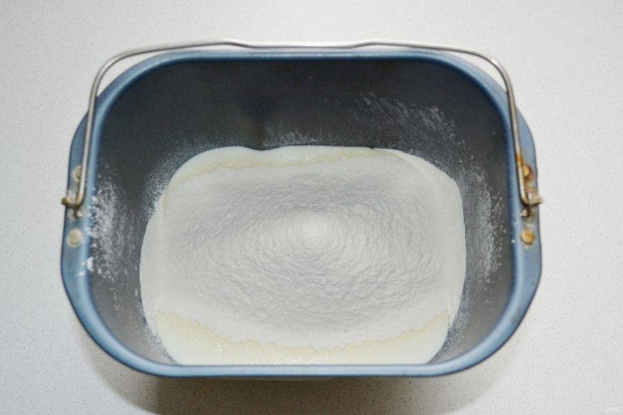 Тесто можно замесить вручную или с помощью хлебопечки. Соедините кефир, масло, соль и муку.