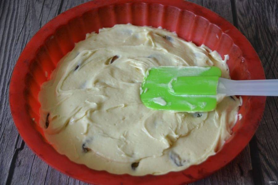 Выложите и разровняйте тесто поверх слив, выпекайте кекс в духовке 45-50 минут при температуре 180 градусов.