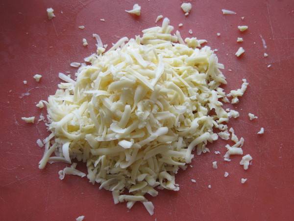 6. Сыр натереть на средней или крупной терке. Соус посолить по вкусу при желании и добавить щепотку белого перца. 