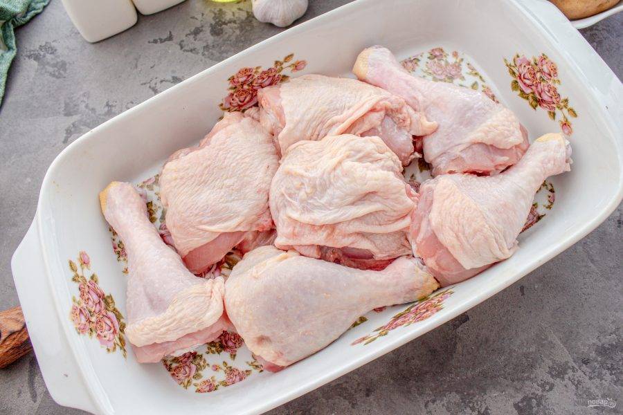 В форму для выпечки выложите подготовленную курицу. 