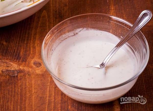3. Нежирный йогурт соедините с солью и перцем, перемешайте. 