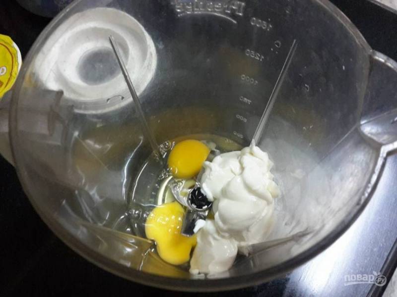 3. В чаше блендера смешайте яйца и сливочный сыр до однородности.