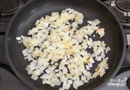 На сковороде разогрейте растительное масло и обжарьте лук до прозрачности.