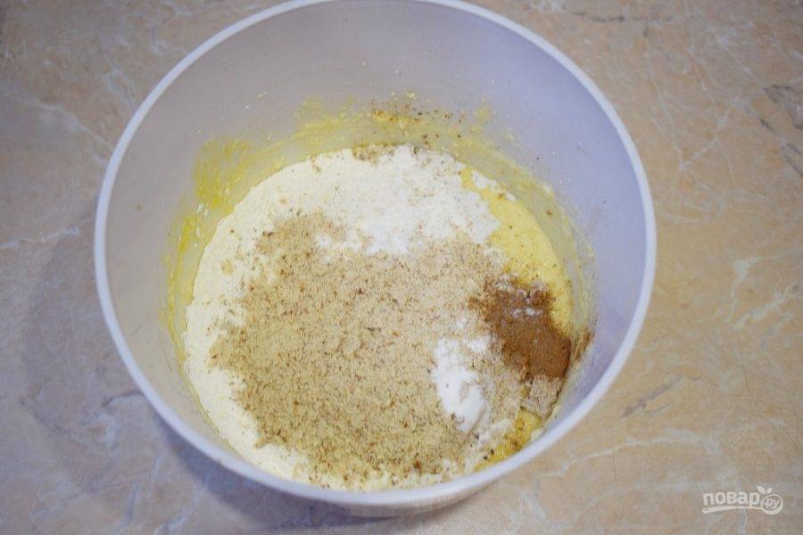 Следом добавьте в тесто крахмал, соду, корицу и измельченный миндаль. Тесто хорошо перемешайте, чтобы орехи равномерно распределились по всей массе.