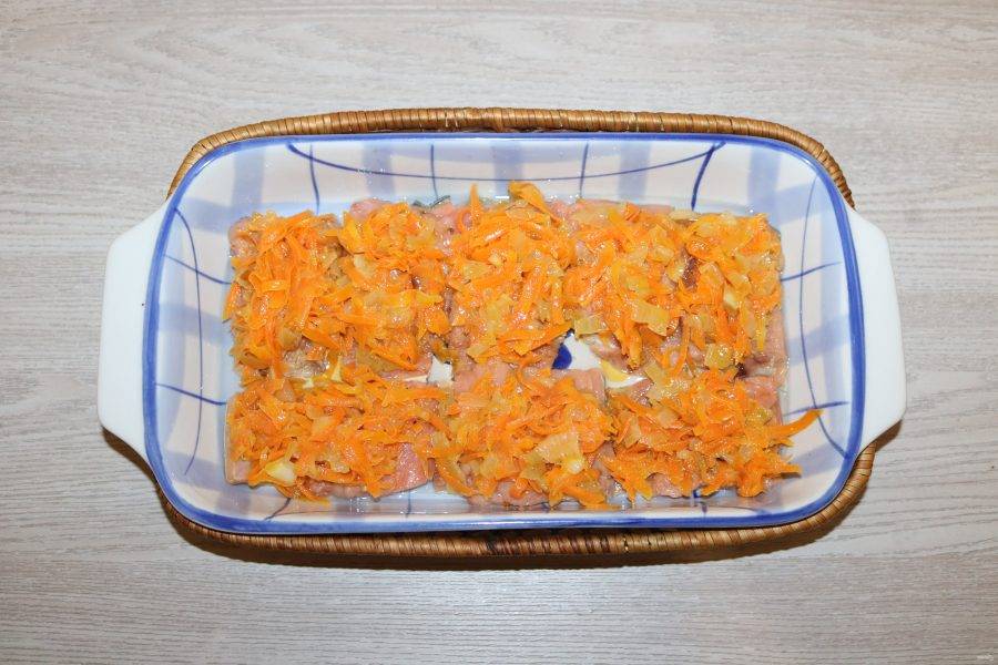 Сверху выложите обжаренные лук с морковкой. Можно их перемешать.