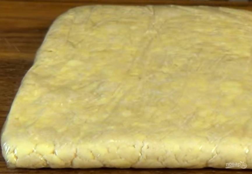 4. Соберите тесто в ком, переложите в полиэтиленовый пакет и придайте ему прямоугольную форму. Отправьте тесто в холодильник на 2 часа.