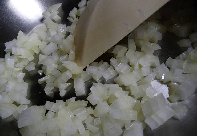 2. Очистить и нарезать мелкими кубиками луковицу. 