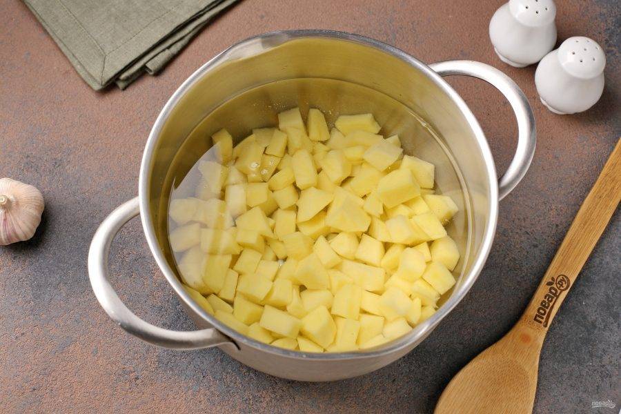 Переложите картофель в кастрюлю, налейте воду и поставьте на огонь. Варите до готовности.