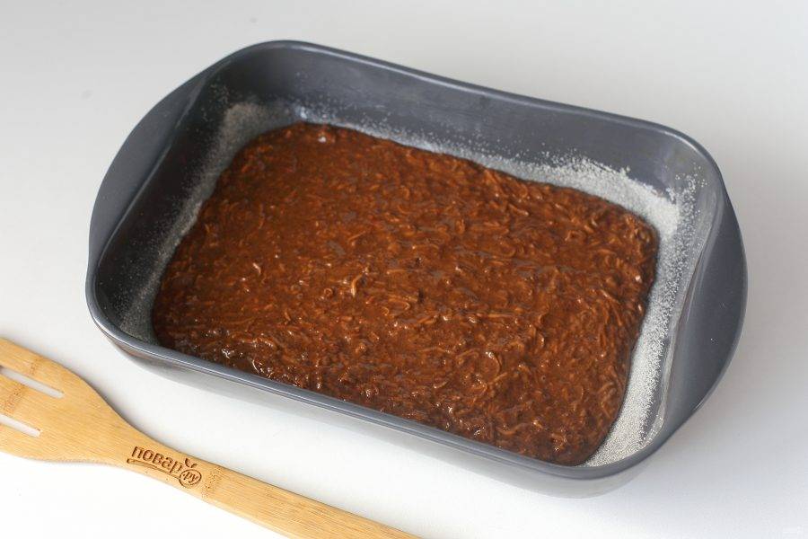 Перелейте тесто в смазанную маслом форму для запекания. Дно и бока предварительно можно обсыпать мукой или манкой. Выпекайте в духовке при температуре 170 градусов в течение 30-40 минут.