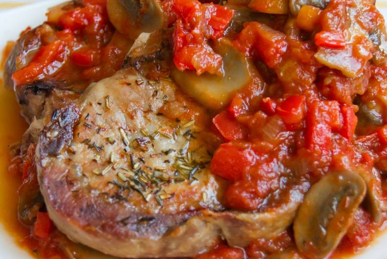 Подаем мясо к столу, обязательно полив сверху томатным соусом с грибами и луком. Приятного аппетита!