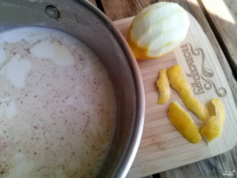 В молоко (750 мл.) добавьте корицу и цедру лимона, доведите до кипения, снимите с огня и отставьте на 10 минут. 