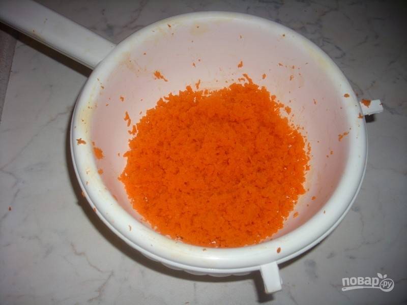 1.	Натрите очищенную морковь на мелкой терке, отожмите от лишнего сока и оставьте в дуршлаге.